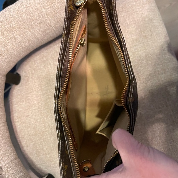 Louis Vuitton Looping GM Monogram Tote - Picture 6 of 9